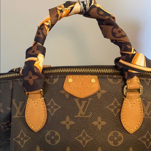 Eye catching 💓LV crossbody💓 - Picture 10 of 16